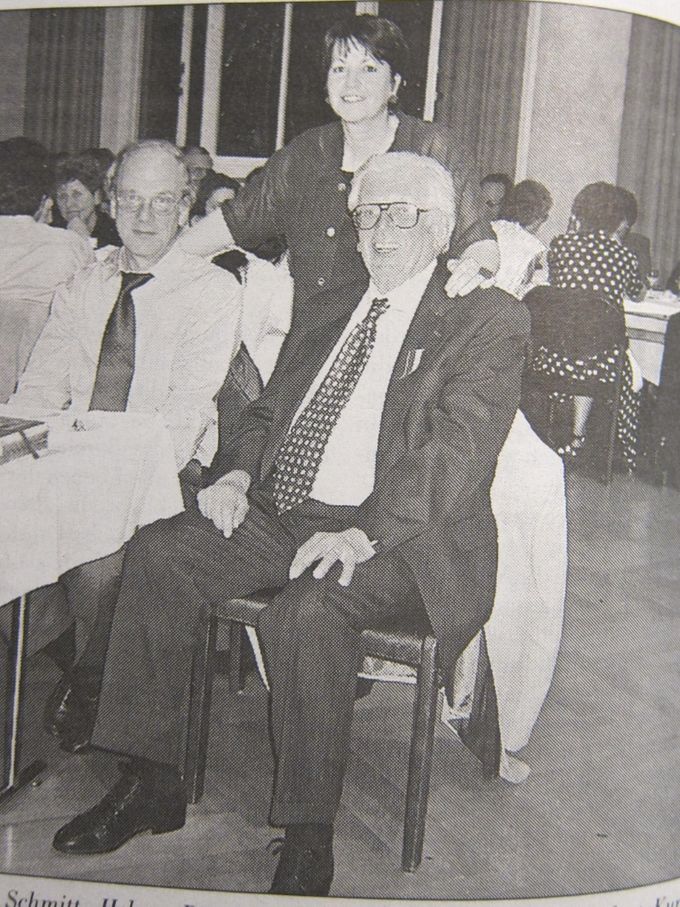 1998 Chortage in St. Gallen: Helene Ringgenberg (Mitte) mit Urs Schmitt (l) und Kurt Hagmann (r) - beide ehemalige Präsidenten des Chorverbandes